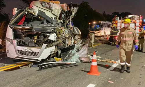 Colisão envolvendo ônibus de universitários deixa cinco mortos