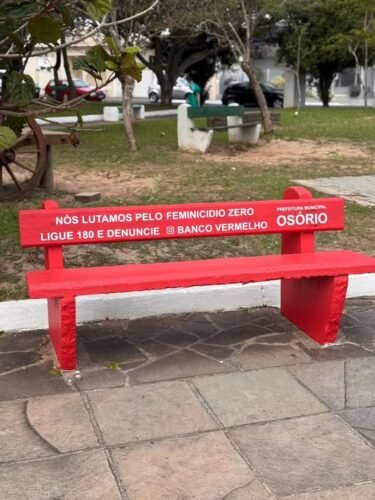 Banco Vermelho é instalado em Praça Central de Osório como Símbolo de Combate ao Feminicídio