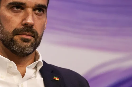 “Não gosto da ideia de um ex-presidente não poder se manifestar e menos ainda de vê-lo ser preso por isso”, diz Leite sobre prisão domiciliar de Bolsonaro
