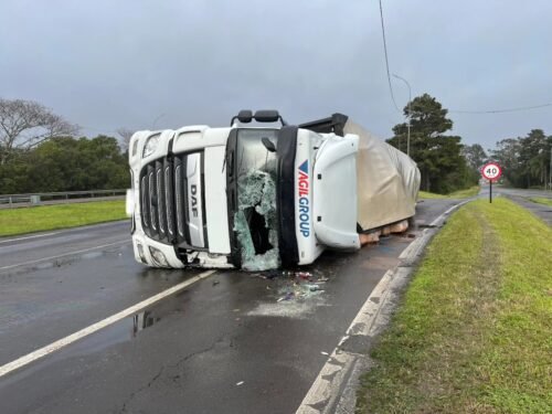 Caminhão tomba em acesso à BR-101 em Osório