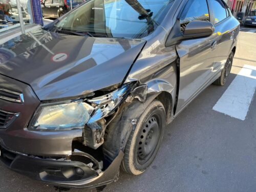 Colisão entre dois veículos deixa danos materiais no centro de Osório