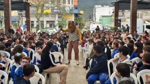 PARCERIA ENTRE SECRETARIA MUNICIPAL DE EDUCAÇÃO DE OSÓRIO E SESC LEVA MAIS DE 1000 ALUNOS PARA O TEATRO