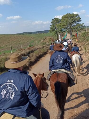 Cavaleiros da 23ª Região Tradicionalista conduzem a Chama Crioula até Osório