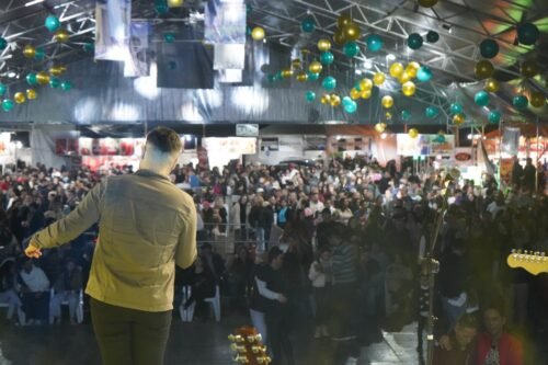 Anderson Almeida encantou o público no Palco FENACAN, na noite deste sábado (16)!