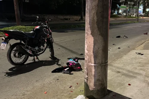 Jovem de 22 anos morre após moto bater em poste na Lomba do Pinheiro