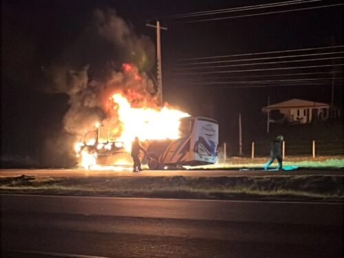 Ônibus da Transflor pega fogo na BR-101 em Osório