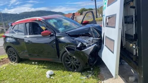 Idoso perde controle de veículo e atinge estrutura de posto de combustível em Osório