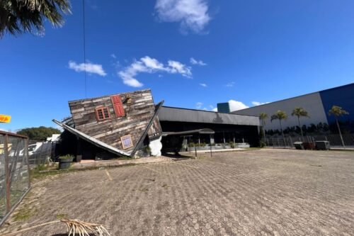 Fecha pizzaria que funcionava em casa de ponta-cabeça em Porto Alegre