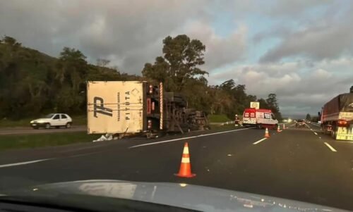 Carreta tomba na Freeway e causa lentidão entre Osório e Santo Antônio da Patrulha