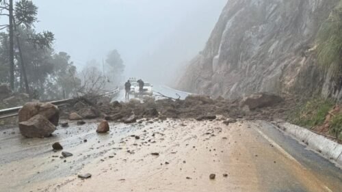 Deslizamento de terra interdita totalmente a Serra de Avencal, na SC-110, em meio às chuvas
