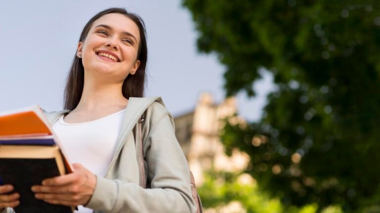 Aumenta a Demanda por Ensino Superior no País Segundo o IBGE 3 Estudante Creditos Freepik