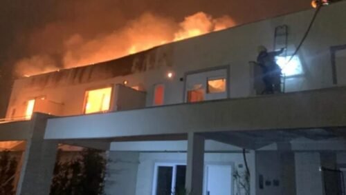 Incêndio consome três sobrados no Condomínio Pateo Marbella, em Xangri-Lá