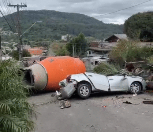 Caminhão betoneira tomba e destrói veículos e motocicletas em Igrejinha