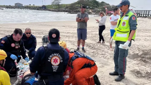Jovem tem rosto esmagado por quilha de embarcação e mobiliza helicóptero Arcanjo em praia de Florianópolis