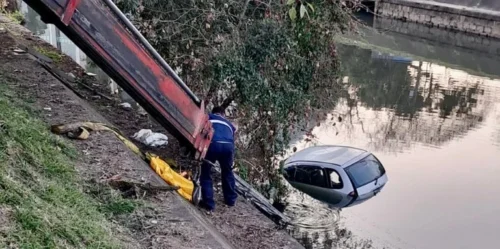 Carro cai no Arroio Dilúvio e motorista sem habilitação é autuado em Porto Alegre