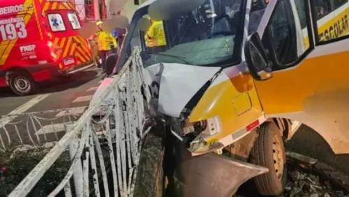 Van escolar bate em muro e deixa oito crianças, de 6 a 9 anos, feridas