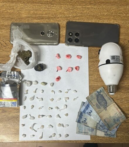 BM apreende adolescente e prende dois homens por tráfico em Osório