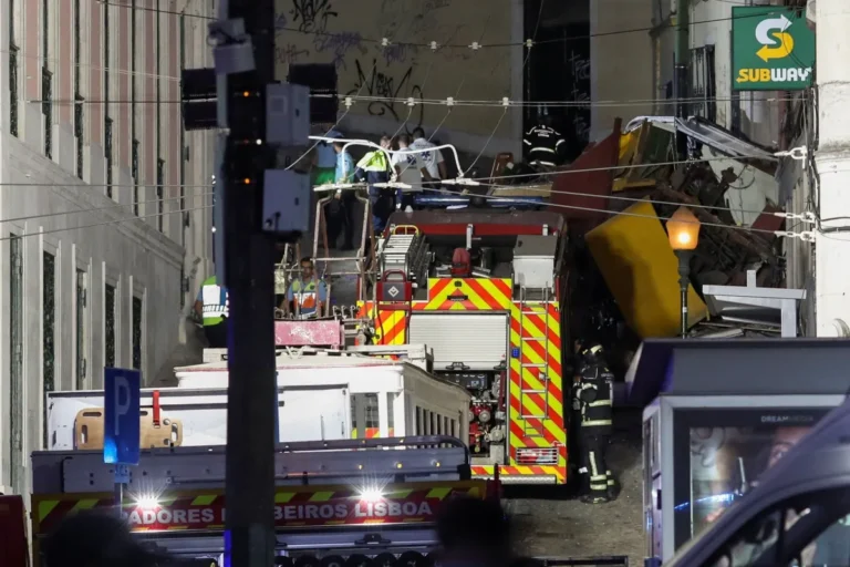Elevador da Glória descarrilha em Lisboa, em Portugal, deixando 15 mortos e 18 feridos 2 2025 09 03T195100Z 1 LYNXMPEL82173 RTROPTP 4 PORTUGAL ACCIDENT