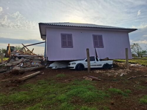 Defesa Civil confirma passagem de tornado em SC e divulga imagens impressionantes