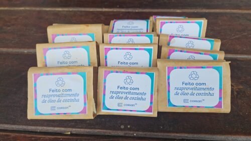 Corsan ensina transformação de óleo usado em sabão ecológico para grupo de mulheres do Jardim Beira-Mar, em Capão da Canoa