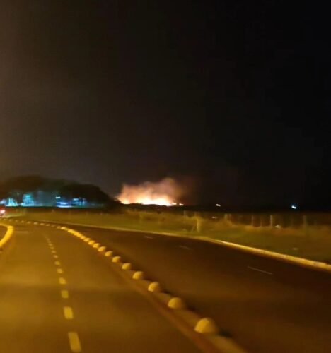 Bombeiros de Osório trabalham para controlar incêndio em área de mata no bairro Albatroz