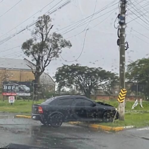 Acidente em rótula deixa veículo danificado e motorista foge do local em Osório