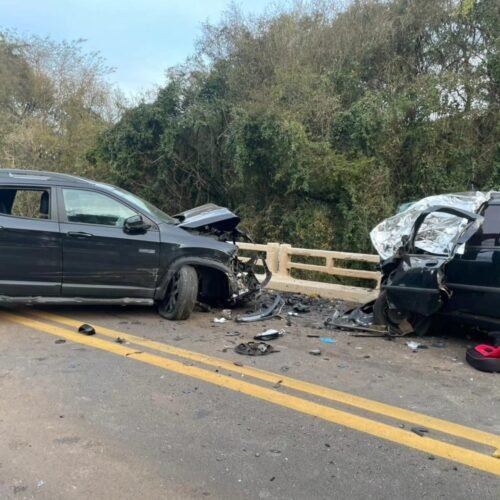 Colisão frontal entre Fiat Siena e Fiat Toro deixa duas pessoas mortas na BR-285