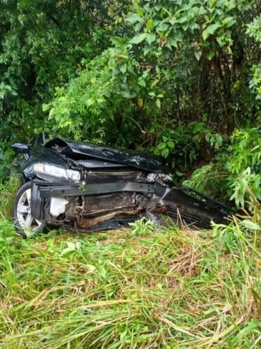 Veículo sai da pista e cai em barrancoo na RS-030, em Osório
