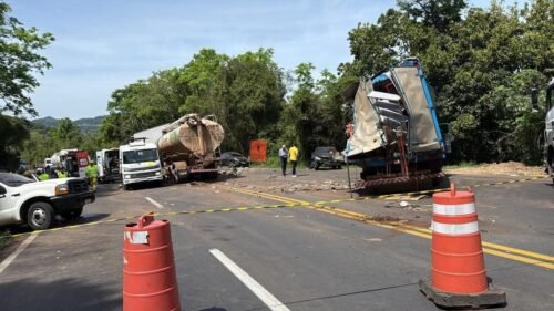 ÔNIBUS DOS ATUAIS SE ESCAPA POR POUCO DE GRAVE ACIDENTE COM CAMINHÃO DE TUPARENDI NA 386