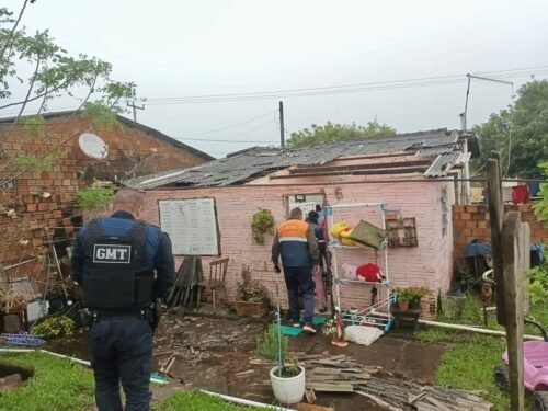 Chuva de granizo e  forte temporal atingiram Tramandaí nesta madrugada