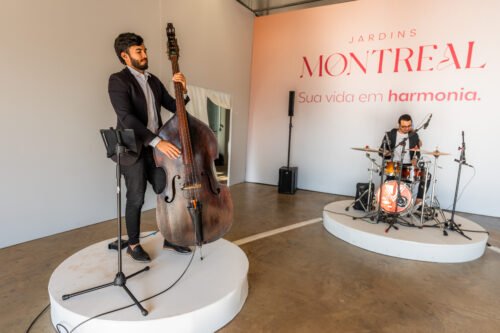 Ao som de uma apresentação ao vivo de jazz, convidados do meeting já na recepção sentiam experiência imersiva que fez referência ao mais novo projeto da FGR Vitti Filmes Ao som de uma apresentação ao vivo de jazz, convidados do meeting já na recepção sentiam experiência imersiva que fez referência ao mais novo projeto da FGRVitti Filmes