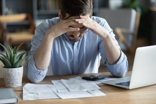 84% dos brasileiros declaram que problemas financeiros afetam sua saúde mental, revela Serasa