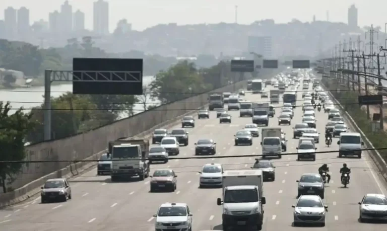 Ministério dos Transportes sugere velocidade máxima de 30 quilômetros por hora dentro de cidades do País 5 carros