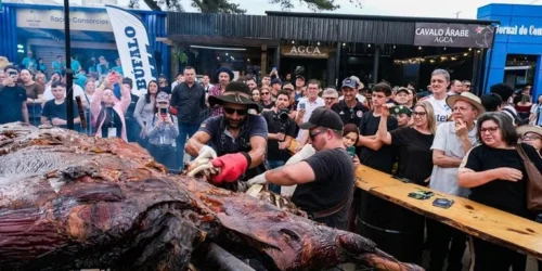 Carcaça inteira de búfalo atrai filas para degustação na Expointer