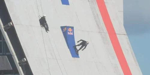 Sandro Dias realiza testes finais para a descida de skate no prédio do CAFF
