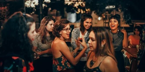 Entenda por que encontrar pessoas presencialmente pode fortalecer a sua saúde mental