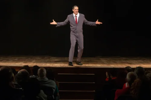 Mateus Solano dá tapa no celular de espectadora durante apresentação de peça em Santa Rosa; veja vídeo