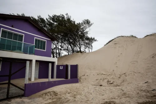 Acordo já com a vassoura na mão, relata morador de bairro afetado por avanço de dunas em Tramandaí 12 5512166 16de8dc9e7eae1c