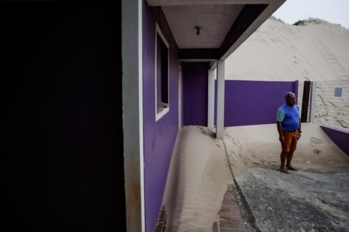 Acordo já com a vassoura na mão, relata morador de bairro afetado por avanço de dunas em Tramandaí 1 5512173 e3bda4a2d7fec86 1