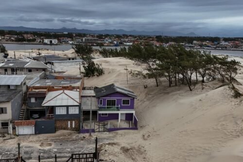 Acordo já com a vassoura na mão, relata morador de bairro afetado por avanço de dunas em Tramandaí 11 5512186 67c4e86983a590f
