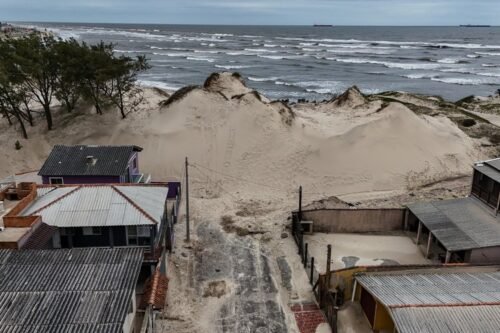 Acordo já com a vassoura na mão, relata morador de bairro afetado por avanço de dunas em Tramandaí 4 5512203 59c49bc88145b62 1