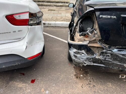 Condutor colide em dois carros estacionados e foge no centro de Osório