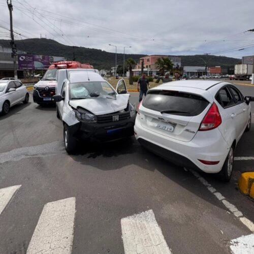 Acidente entre Fiorino e Fiesta deixa mulher ferida em rotatória de Osório