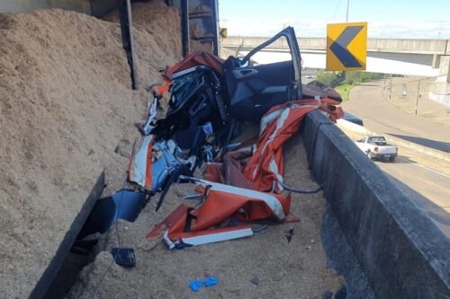 Imagens mostram como ficou o carro em que mulher foi soterrada e resgatada com vida