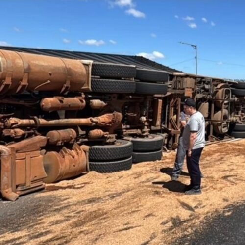 CARRETA CARREGADA DE SERRAGEM TOMBA E DEIXA MULHER SOTERRADA NO ACESSO À BR-448, EM PORTO ALEGRE- RS