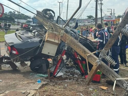 Homem é resgatado de helicóptero após capotamento em Chapecó SC