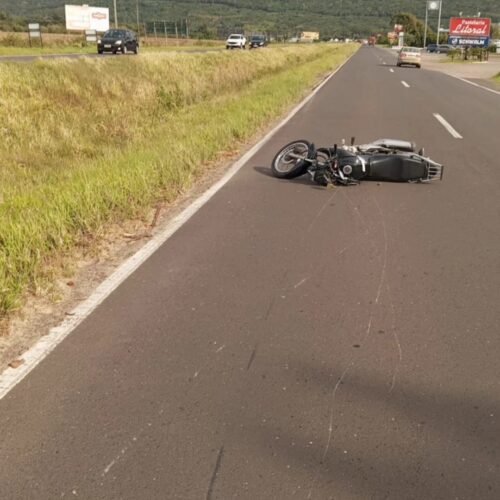 Motociclista fica ferida após derrapar em areia na pista da RS-389, em Osório
