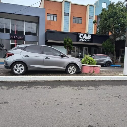 Motorista perde controle e colide com canteiro na Avenida Jorge Dariva, em Osório
