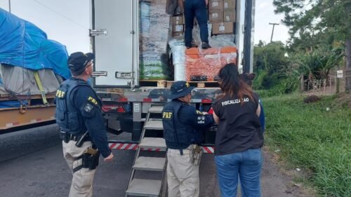 PRF flagra carreta transportando produtos perigosos com alimentos na BR-101, em Osório