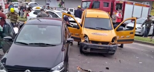 Caos no Centro: Colisão entre cinco veículos fere três mulheres em Tramandaí